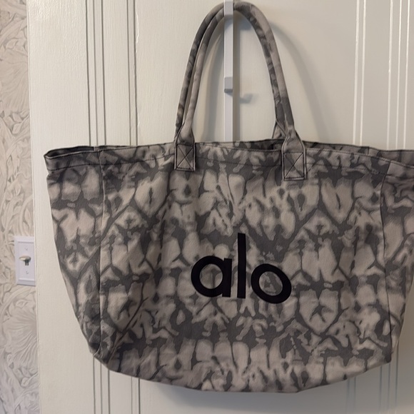 Authentic Alo gym bag/ yoga bag. Like new. - Picture 3 of 4